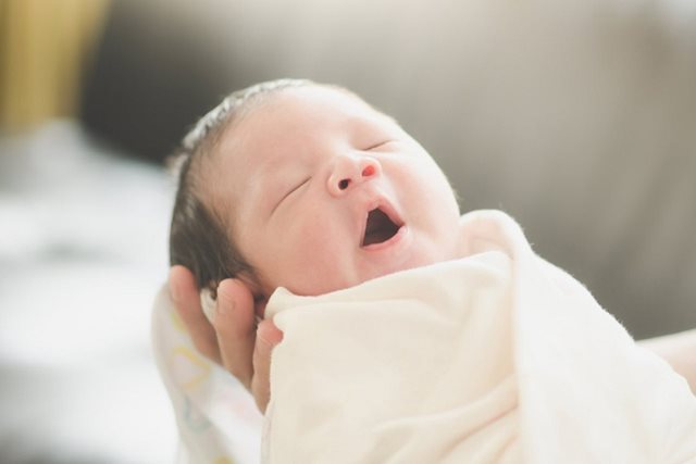 Chăm sóc đúng cách trẻ sơ sinh bị ho, sổ mũi